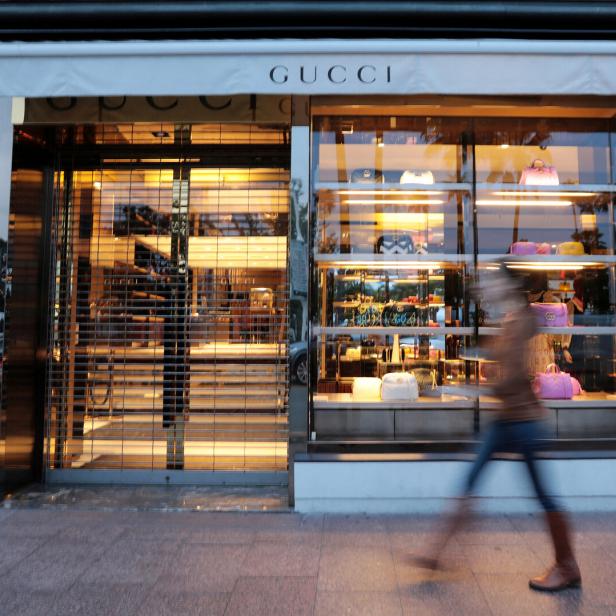 In zehn Gucci-Shops ist die neue Mode von Demna Gvasalia erhältlich.