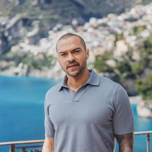 Jesse Williams vor der Kulisse der Amalfiküste.