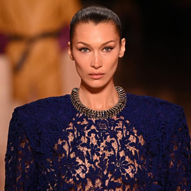 Bella Hadid auf dem Laufsteg der Saint Laurent Show während der Paris Fashion Week Herbst/Winter 2025-2026.