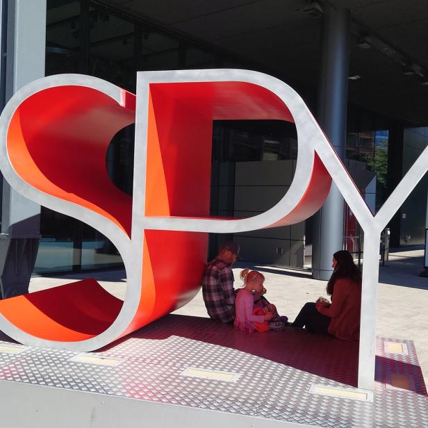 Schriftzug "Spy" in Washington vor dem Spionagemuseum