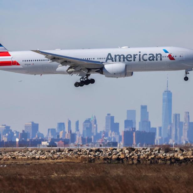 Eine Airbus-Maschine vor der Skyline von New York