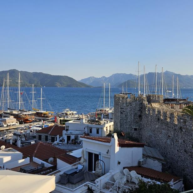Blick auf das Meer in der Abendsonne in Marmaris, der beliebten Küstenstadt an der Ägäis.