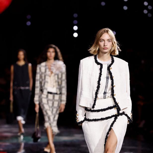 Laufsteg-Bild: Der weiße Cardigan der Prêt-à-porter-Show Chanel ist um 8.800 Euro zu haben.