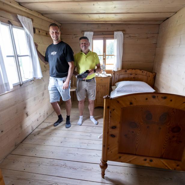 Seppi Kressl (l.) und Georg Bergschober im Sisi-Zimmer der Zwieselalmhütte.