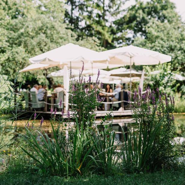 Die Terrasse vom Lokal Stockerwirt mit umliegenden Teich 