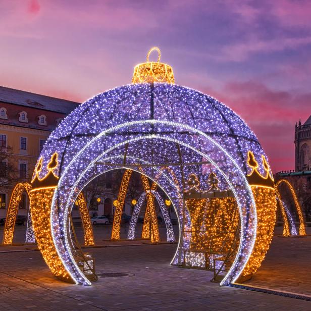 Bunte Weihnachtslichter schmücken den Stadtplatz und verleihen ihm eine festliche Stimmung während der Feiertage.