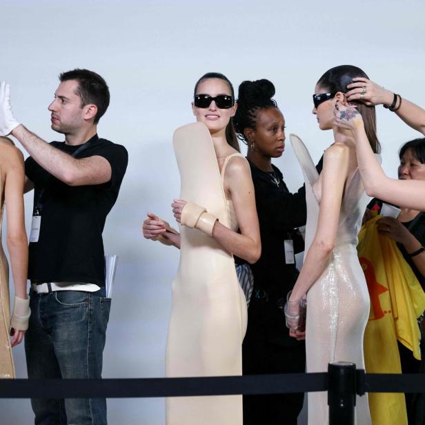 Backstage: Models werden von Stylisten bei COURREGES noch  die Haare gestylit