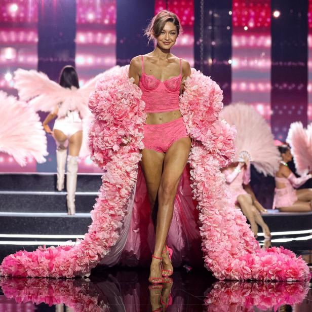 Gigi Hadid bei der Victoria's Secret Show am 15. Oktober in New York Topmodel Gidi Hadid in rosa Unterwäsche und mit Mantel aus rosa Blüten