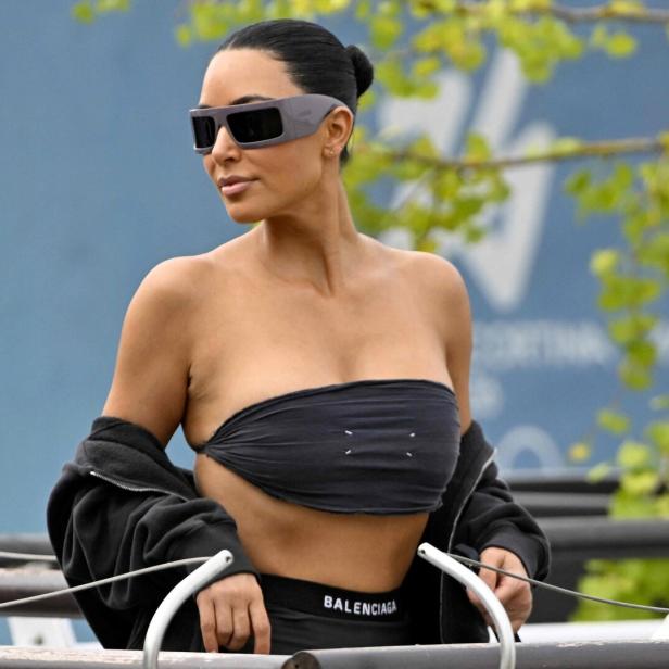 Kim Kardashian mit Sonnenbrille und Top