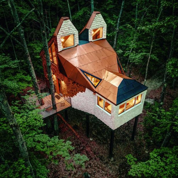 Das Gebäude ist so gebaut, dass es wie ein Fuchskopf aussieht - es ist Herbst und drinnen brennt Licht.