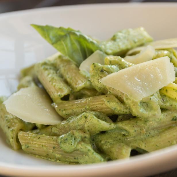 Penne mit grünem Pesto und Käse