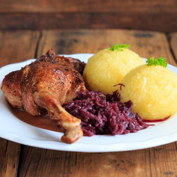Zum traditionellen Martinigansl gehören Rotkraut und Kartoffelknödel