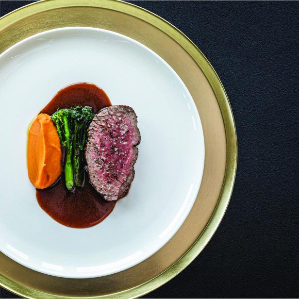 Rindfleisch mit Sauce, grünem Brokkoli und Süßkartoffelpüree 