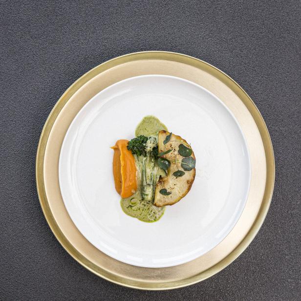 Sellerie in einem Teig aus Salz mit Süßkartoffelpüree und Brokkolini in einer grünlichen Trüffel-Sauce 