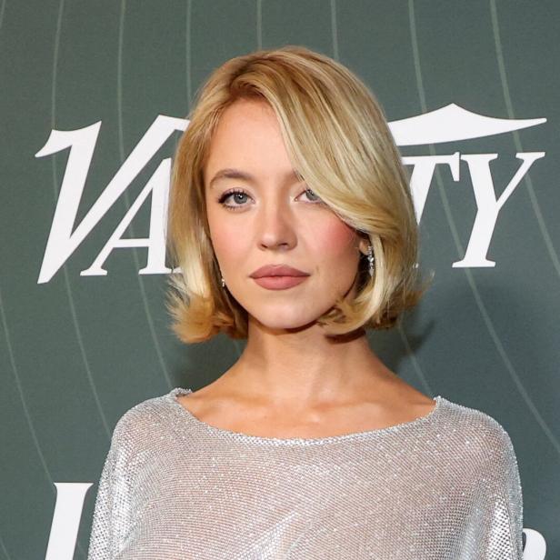 Sydney Sweeney mit blondem Bob am Red Carpet der Variety Power of Women Gala