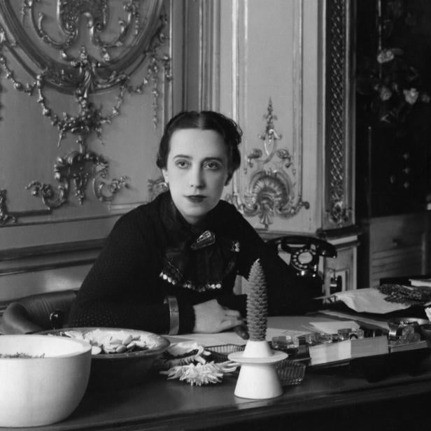 Elsa Schiaparelli an ihrem Schreibtisch 1937