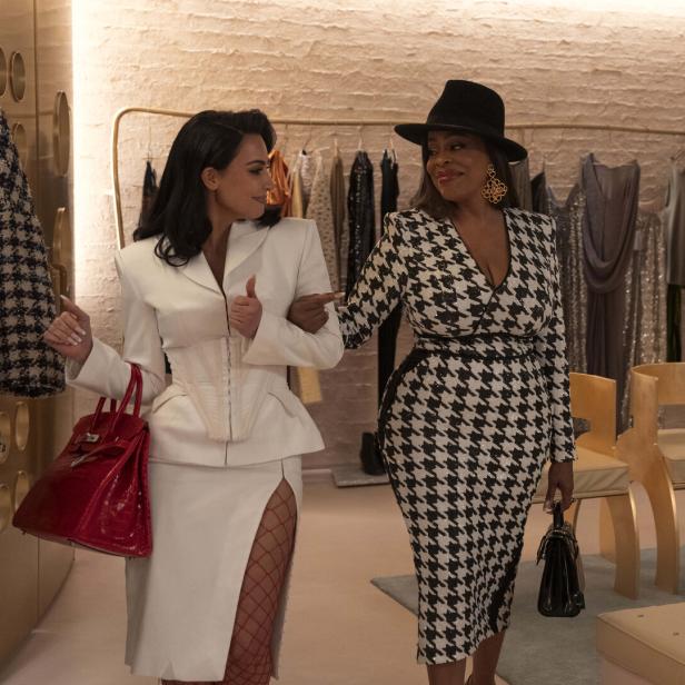 Kim Kardashian im Blazer, Rock und Netzstrumpfhosen, an ihrer Seite Niecy Nash. Eine Szene aus "All's Fair".