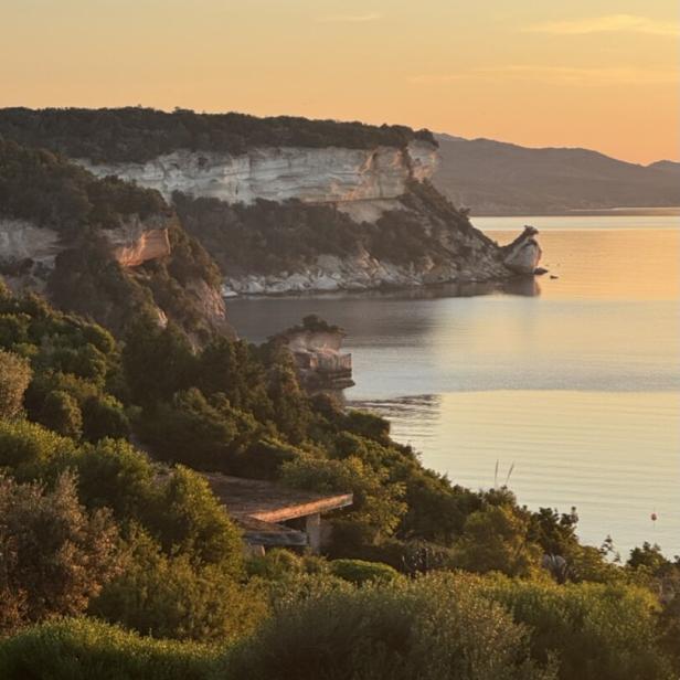 Korsikas Küste im Abendlicht