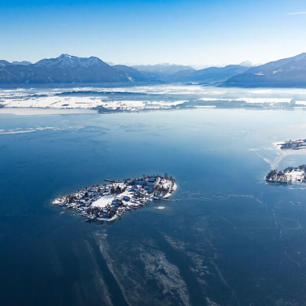 Ein See mit Bergen und Schnee/ Eis 
