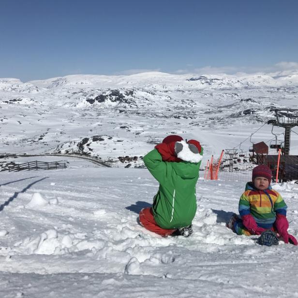Zwei Kleinkinder im Schnee in Lappland
