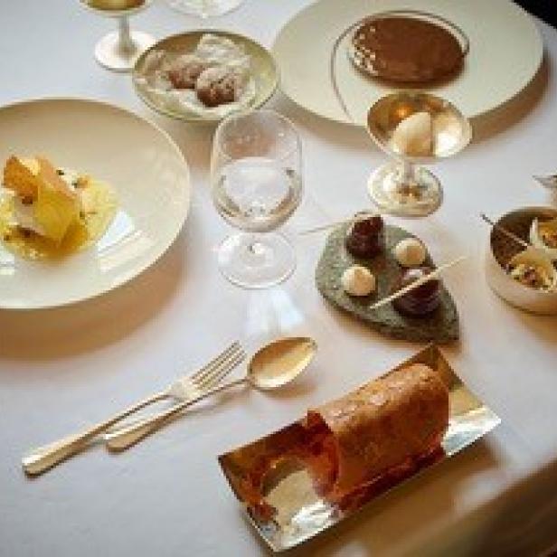 Gedeckter TZisch mit Speisen auf Tellern