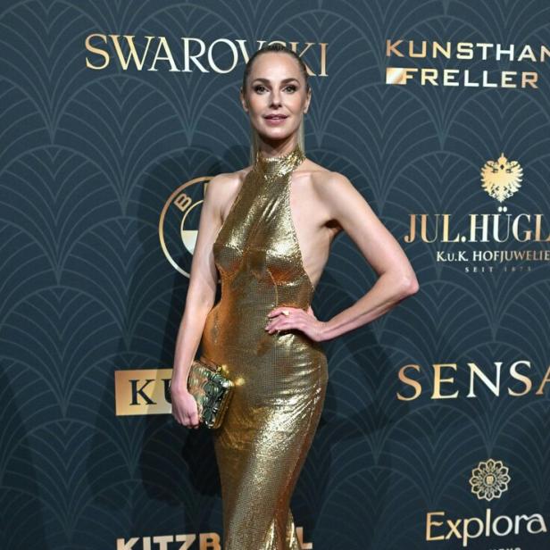 Silvia Schneider auf dem roten Teppich in einem Goldkleid, Eigenentwurf