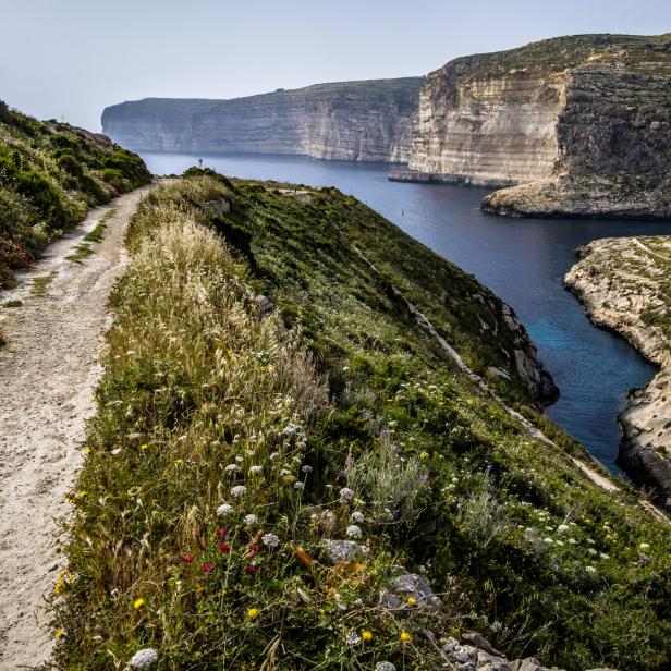 Hiking Path, Cliffs nearby Xlendi Tower bei Gozo, Malta