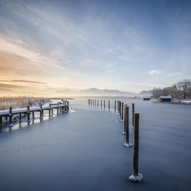 Der Chiemsee wie er schon leicht zugefroren ist