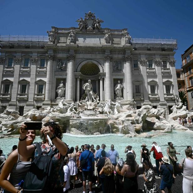 ITALY-HEAT-CLIMATE-WEATHER-MONUMENT-TOURISM