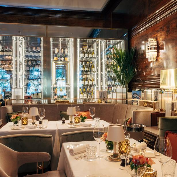 Speisen unter historischer Stuckdecke im "Fairmont Hotel Vier Jahreszeiten"