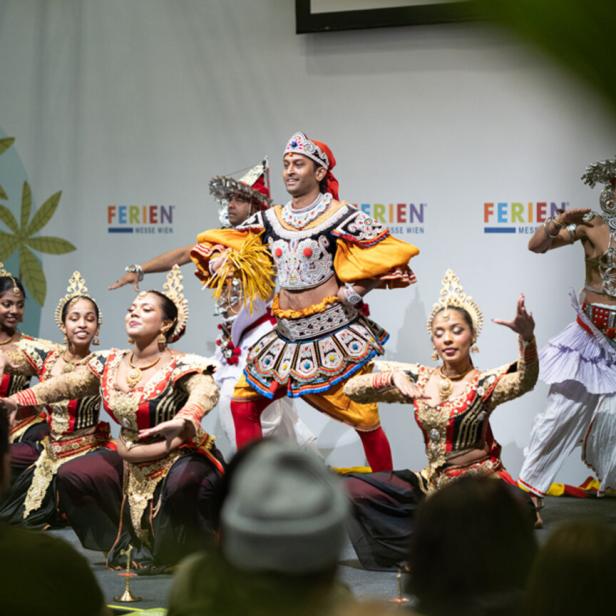 ferienmesse bühne, tänzer in bunten kostümen aus sri lanka