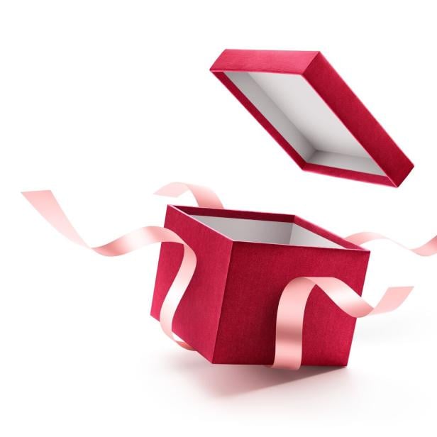 Eine offene, rote Geschenkbox mit rosa Schleifen schwebt vor einem weißen Hintergrund.