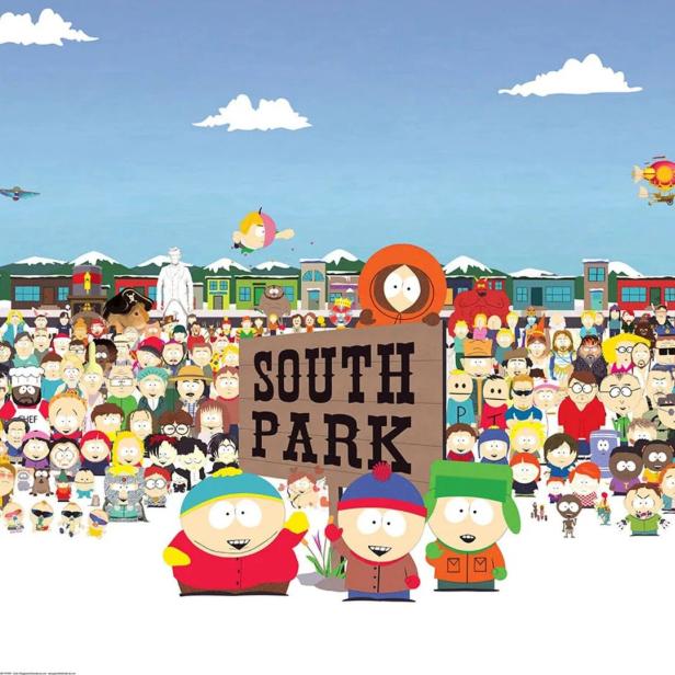 Die Charaktere von South Park stehen vor einer Menschenmenge und dem South Park-Schild.