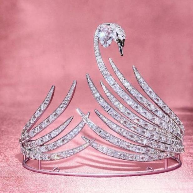 Die Swarovski-Tiara für den Opernball 2026 mit über 350 Kristallen und in Schwanenform