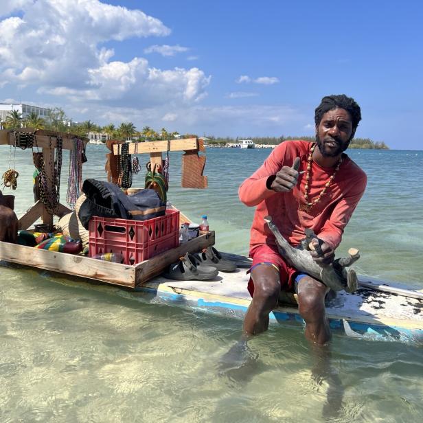 Mobiler Verkaufsstand auf dem Wasser: Souvenirverkäufer am Strand von Montego Bay.