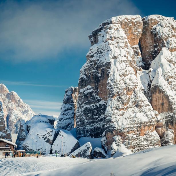 Felsen und Schnee im Skigebiet Cinque Torri