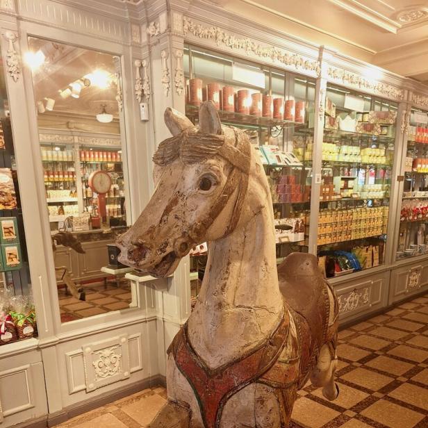 Holzpferd in einem Geschäft in Lissabon