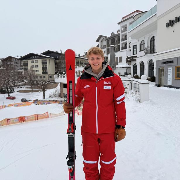 Skilehrer Hansi im roten Skianzug