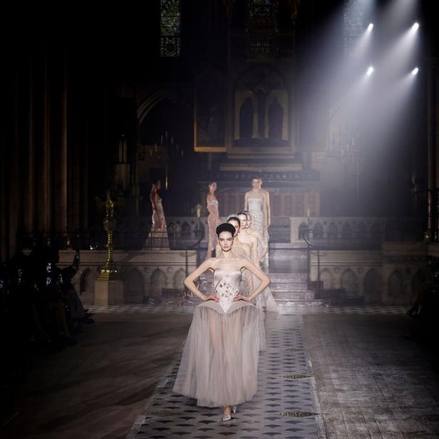 Modeschau in einer Kirche von Georges Hobeika mit rosa Kleidern