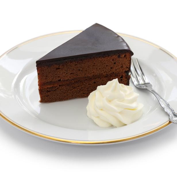 Sachertorte mit Schlag