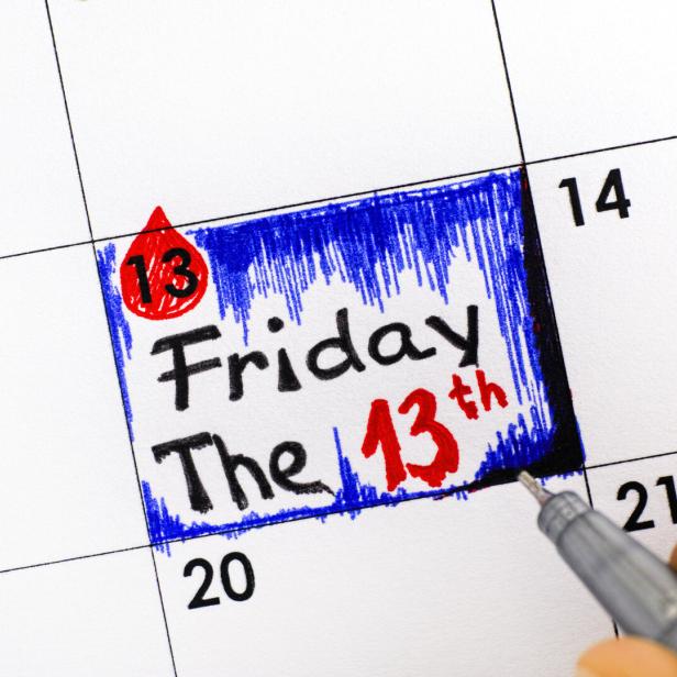 Ein Kalenderfeld ist blau umrandet und markiert mit „Friday the 13th“ in Schwarz und Rot.
