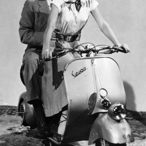 AUDREY HEPBURN and GREGORY PECK in ROMAN HOLIDAY, 1953, directed by WILLIAM WYLER. Copyright PARAMOUNT PICTURES.