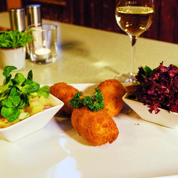 Das gebackene Gulasch im Gasthaus "Heidingers"