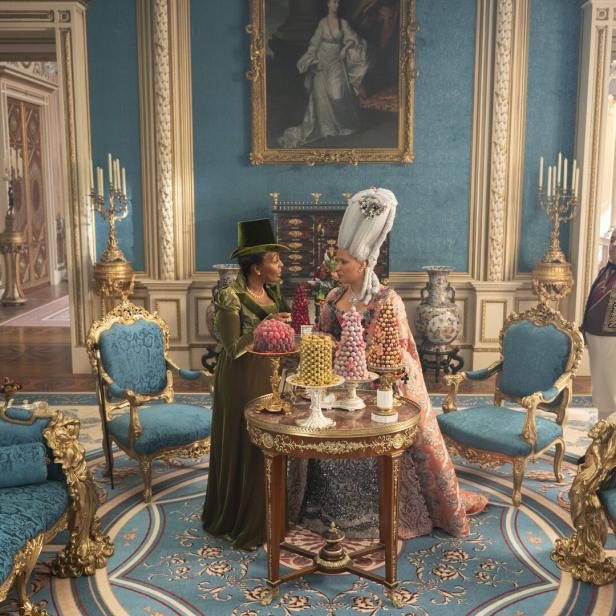 Szenenbild aus der Serie Bridgerton: Adjoa Andoh (Lady Danbury) und Golda Rosheuvel (Queen Charlotte) sprechen miteinander