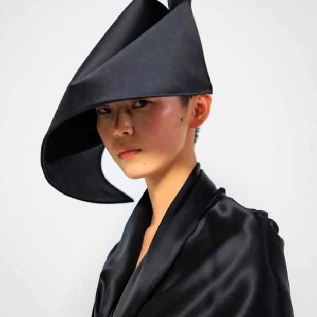 Model in asymmetrischer Kopfbedeckung von Dior