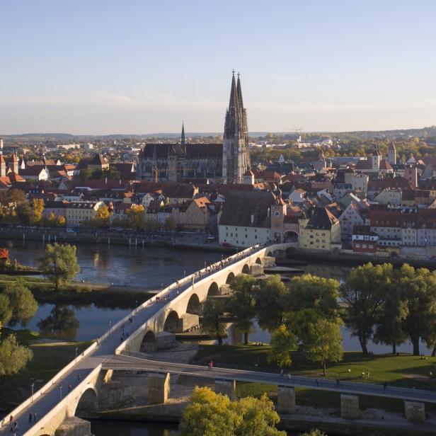 Die Steinerne Brücke in Regensburg führt über die Donau zur Altstadt mit dem Dom.