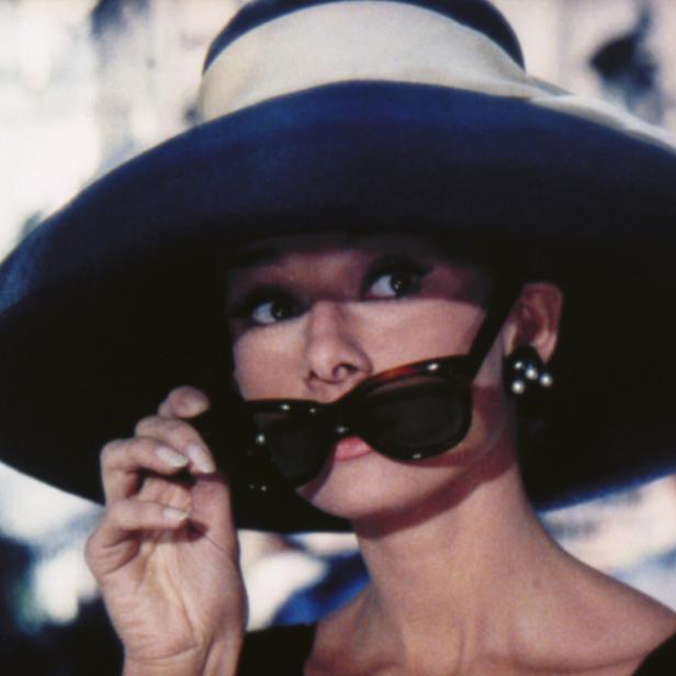 Audrey Hepburn mit Hut und Sonnenbrille im Film "Frühstück bei Tiffany".