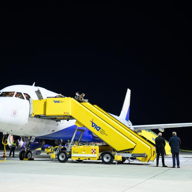 CHARTERMASCHINE MIT AUSGEFLOGENEN ÖSTERREICHERN AUS MASKAT IN WIEN-SCHWECHAT GELANDET