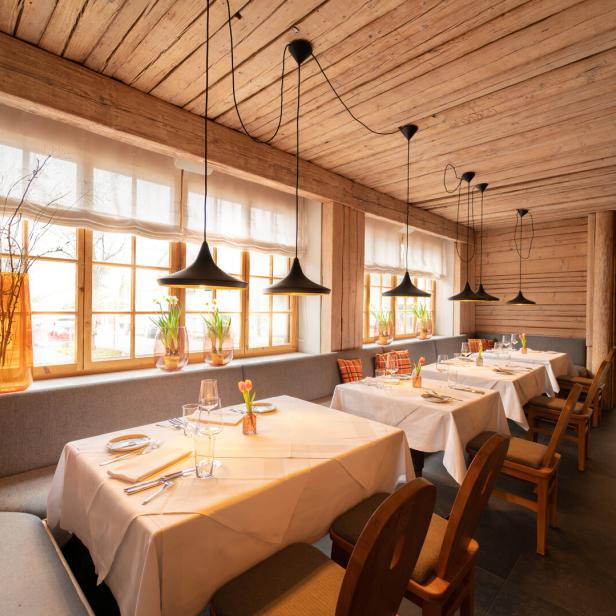 Ein gasthaus mit gedeckten Tischen