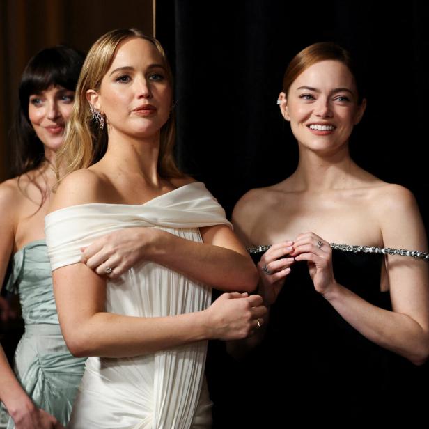Dakota Johnson, Jennifer Lawrence und Emma Stone stehen hinter den Kulissen bei den Governors Awards